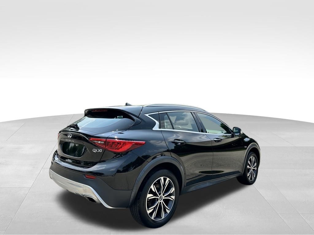2017 Infiniti QX30 Premium photo 4