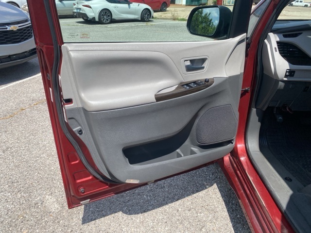 2020 Toyota Sienna XLE photo 17