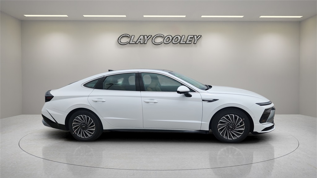 2025 Hyundai Sonata Hybrid Limited photo 2