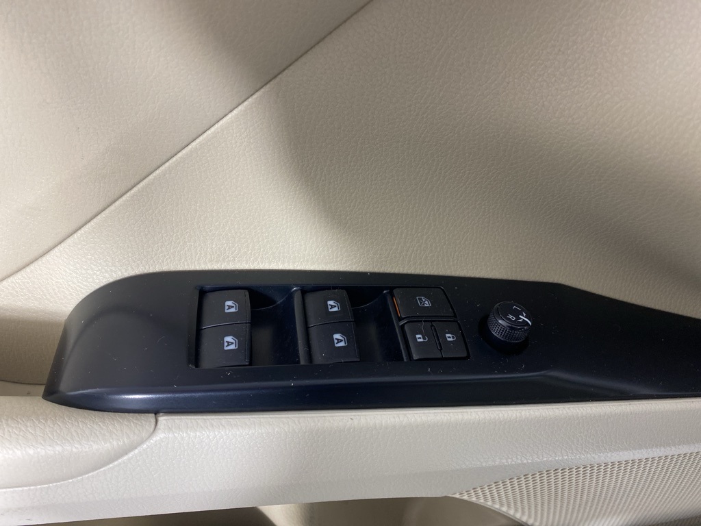 2019 Toyota Camry LE photo 12