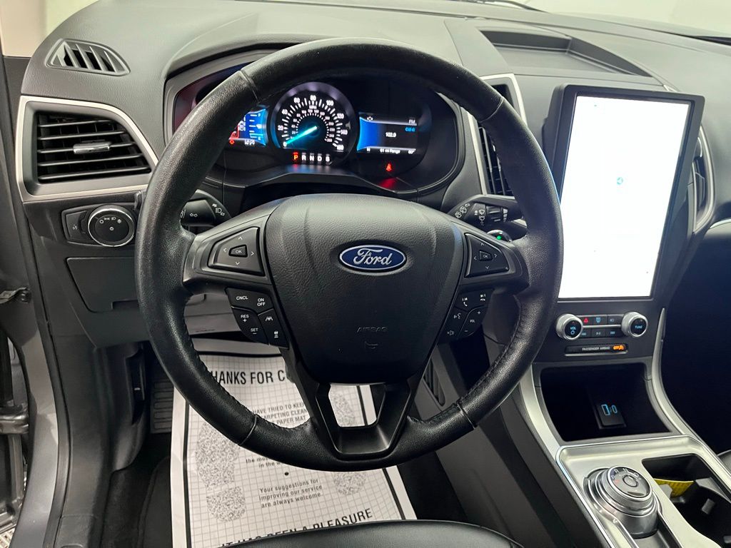 2022 Ford Edge SEL photo 2
