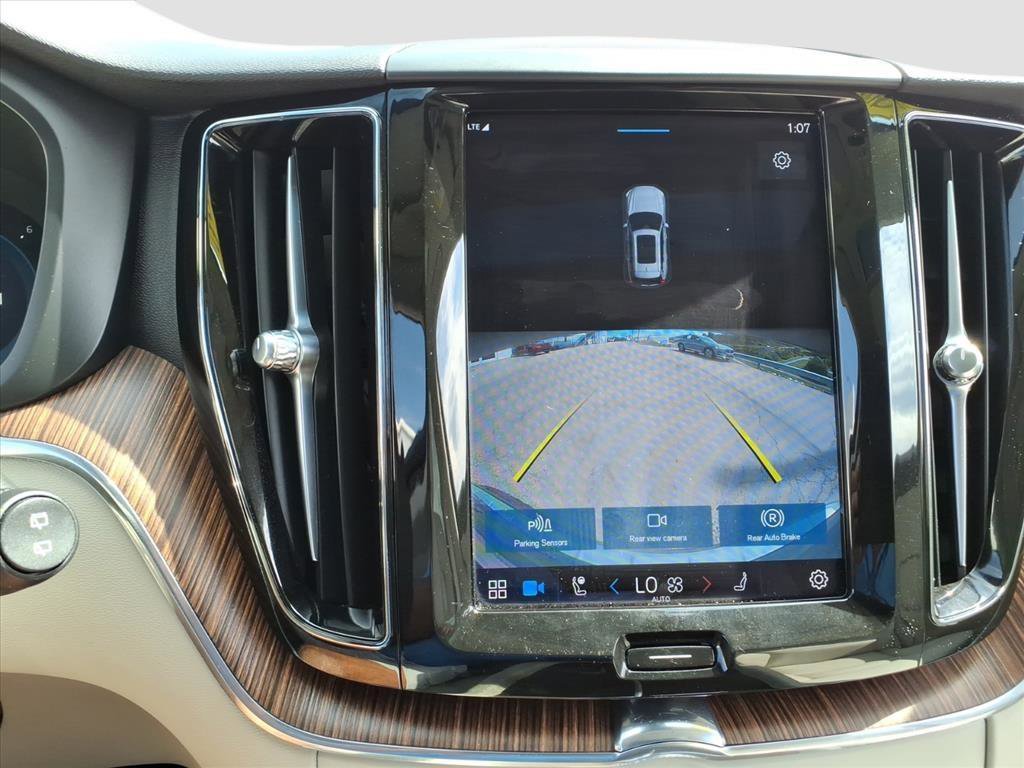2022 Volvo XC60 B5 Momentum photo 18