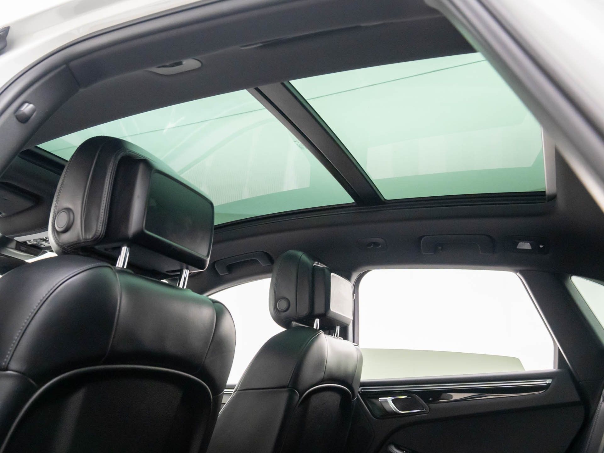 2021 Porsche Macan Base photo 17