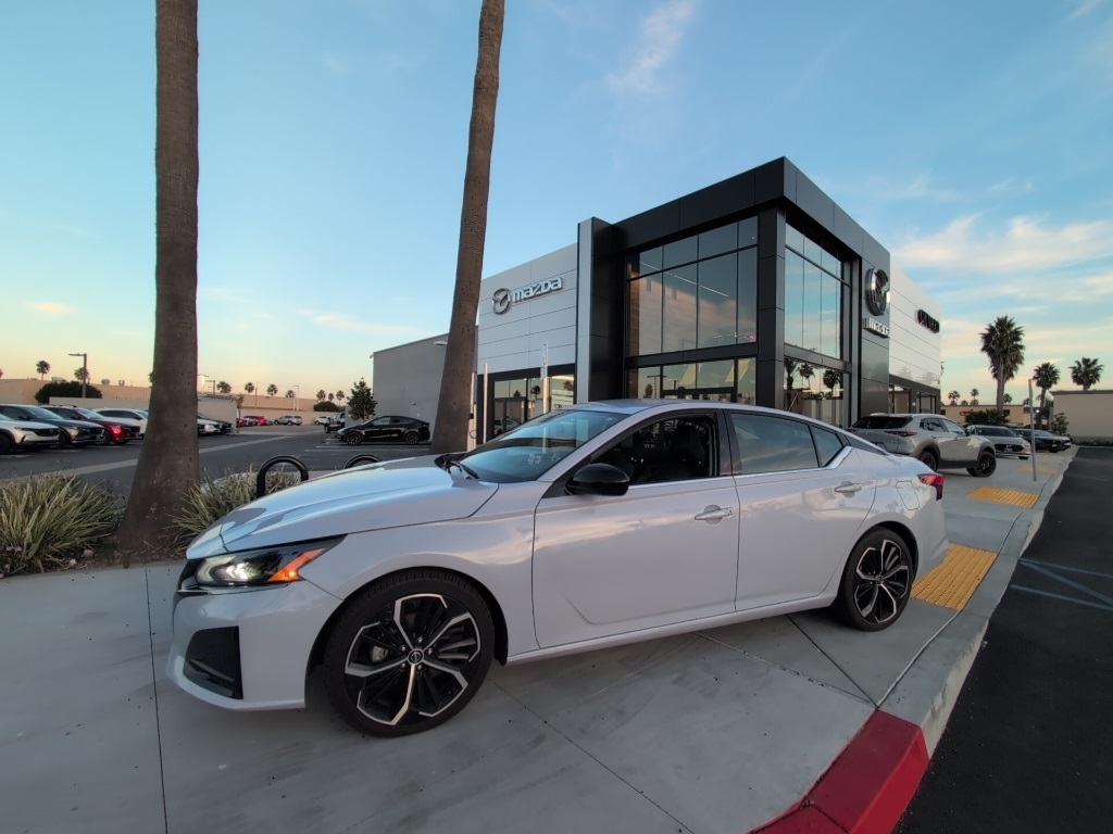 2023 Nissan Altima 2.5 SR photo 2