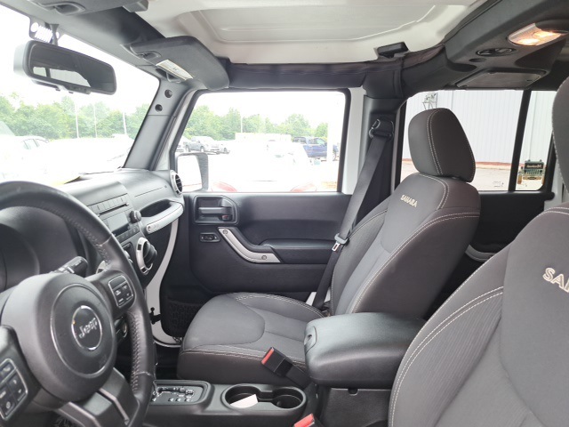 2016 Jeep Wrangler Unlimited Sahara photo 14