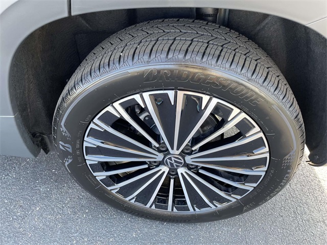 2025 Volkswagen Taos SE photo 9