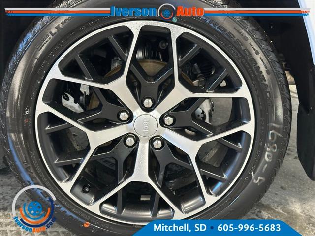 2025 Jeep Grand Cherokee Summit Reserve photo 3