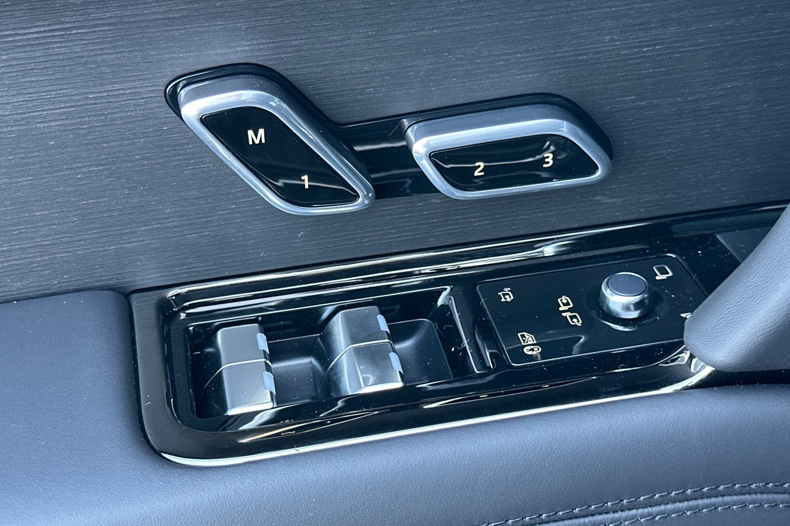 2025 Land Rover Range Rover Sport SE photo 12