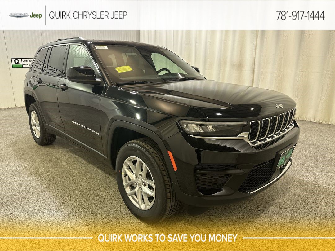 New 2025 Diamond Black Crystal Pearlcoat Jeep Laredo X image 1