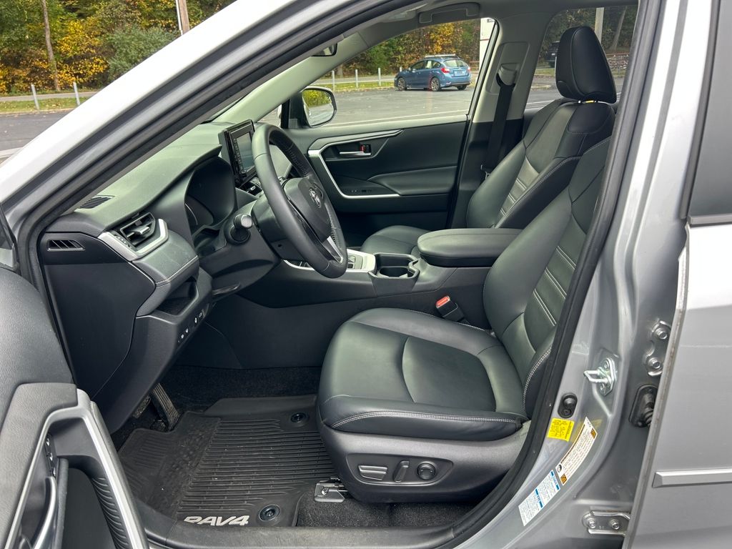 2020 Toyota RAV4 XLE Premium photo 9