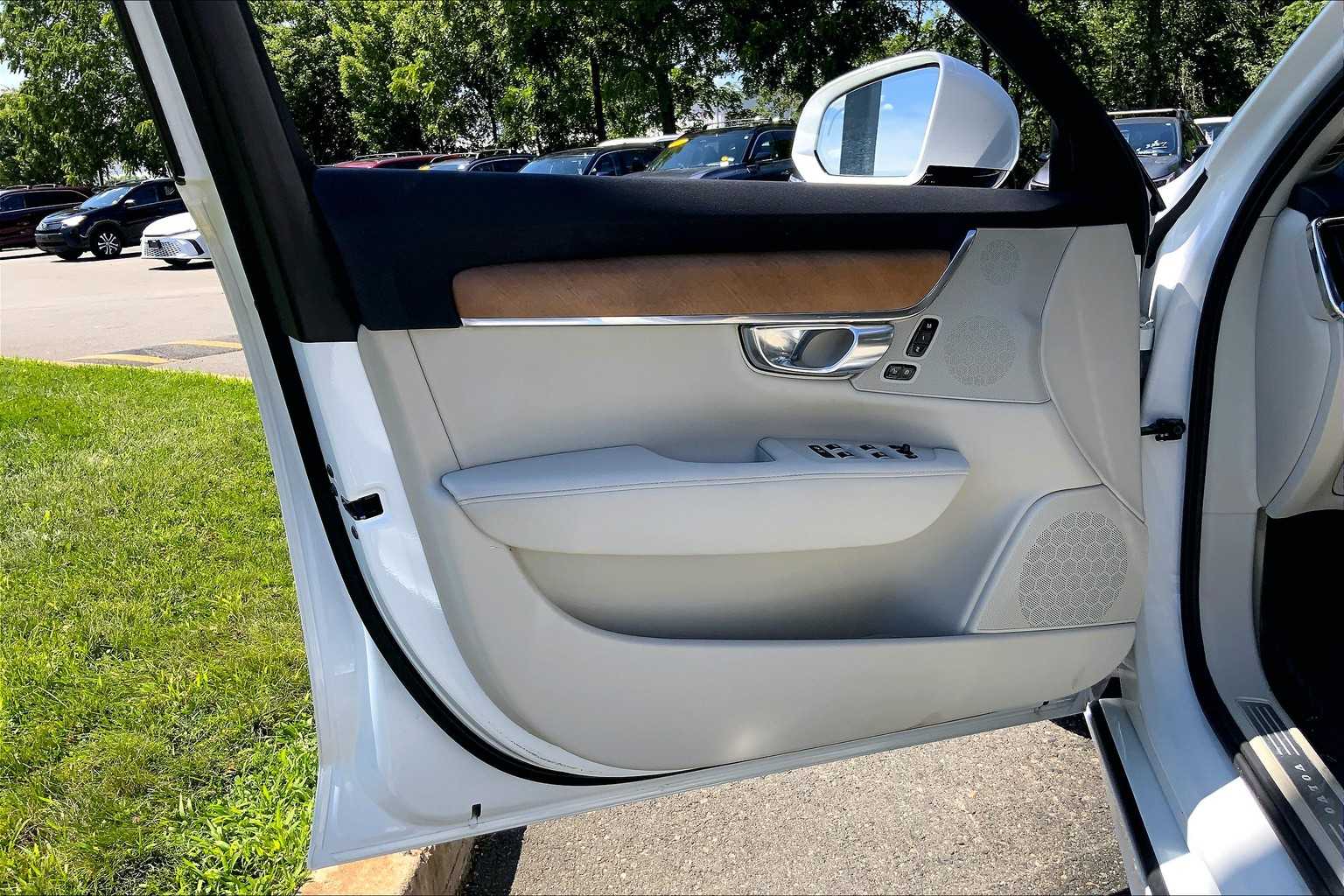 2022 Volvo S90 Momentum photo 20