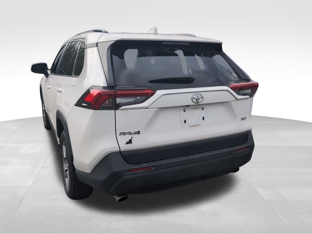 2023 Toyota RAV4 XLE photo 3