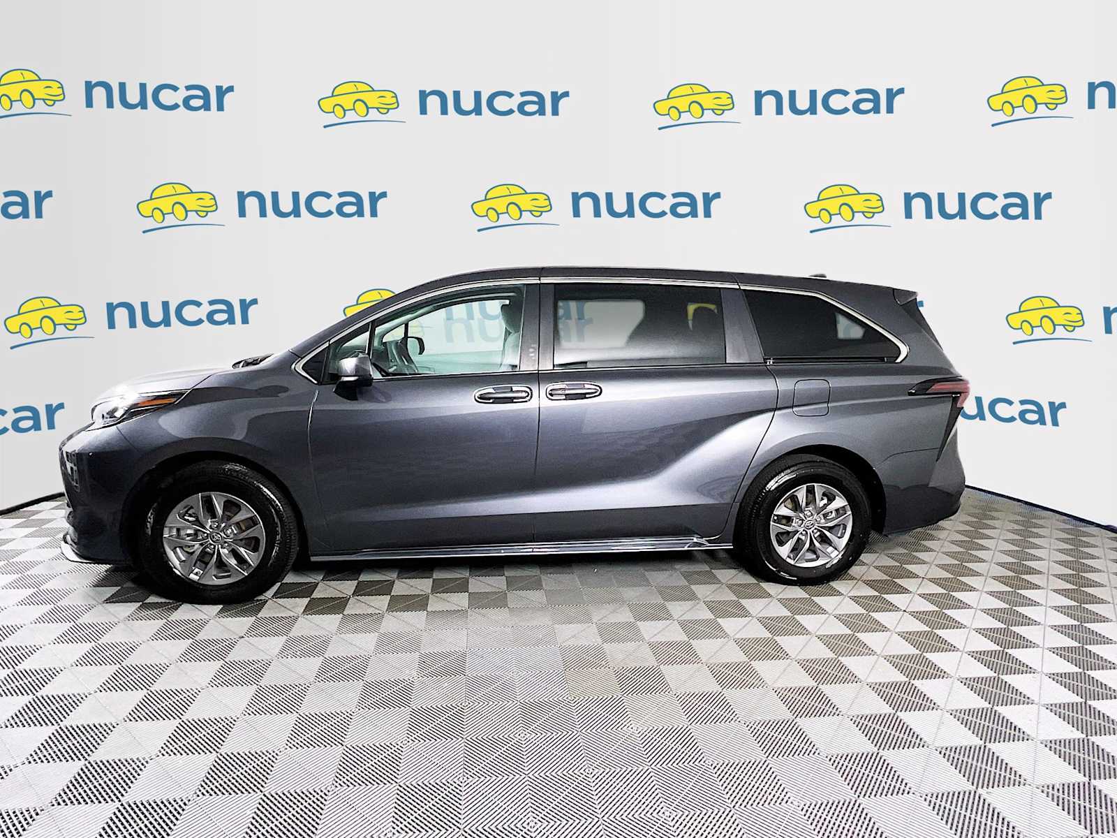 2025 Toyota Sienna LE photo 4