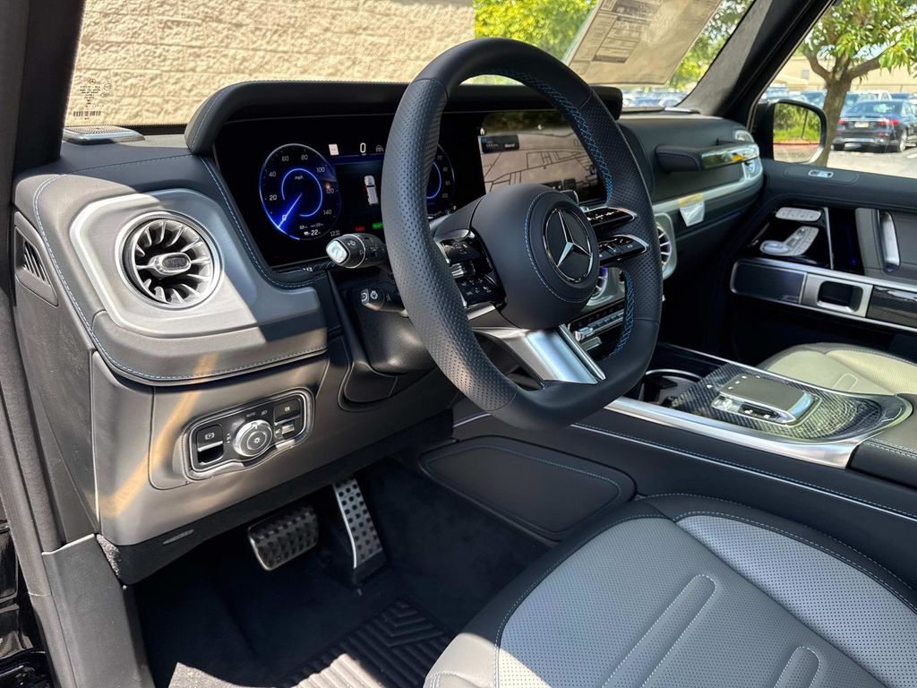 2025 Mercedes Benz G photo 16