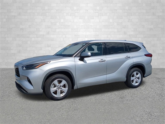 2022 Toyota Highlander LE photo 4