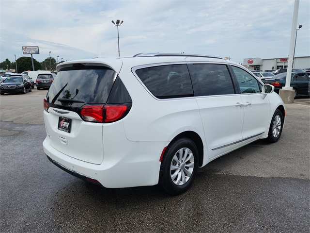 2020 Chrysler Pacifica Touring L photo 2