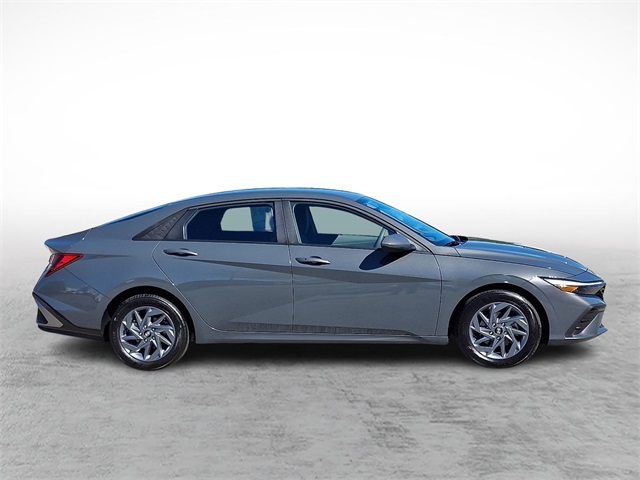 2024 Hyundai Elantra SEL photo 5