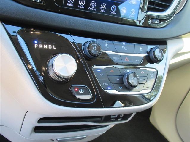 2017 Chrysler Pacifica Touring L photo 22