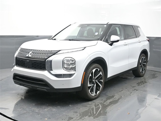 2022 Mitsubishi Outlander ES's photo