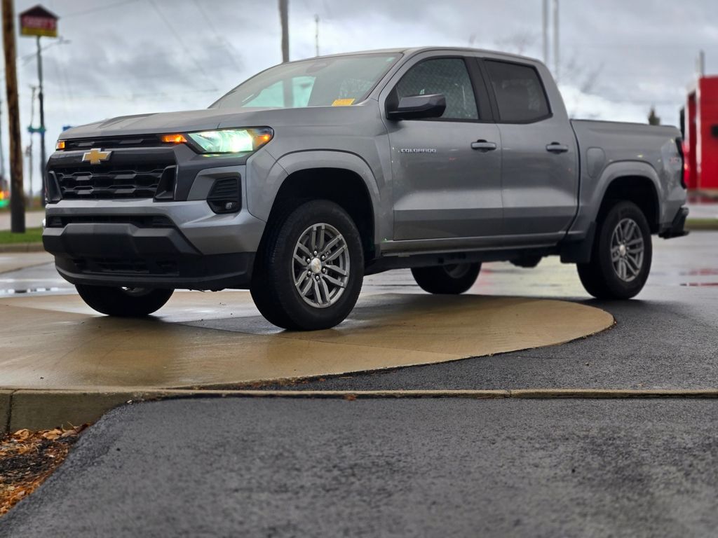 2024 Chevrolet Colorado LT photo 3