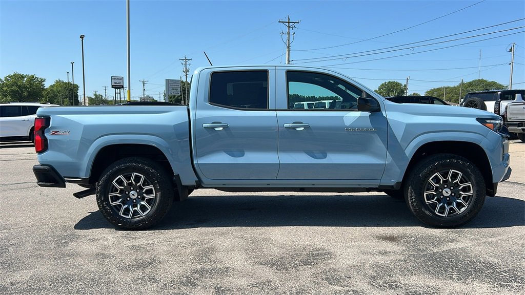 2025 Chevrolet Colorado Z71 photo 2
