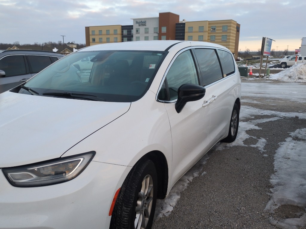 2024 Chrysler Pacifica Touring L's photo