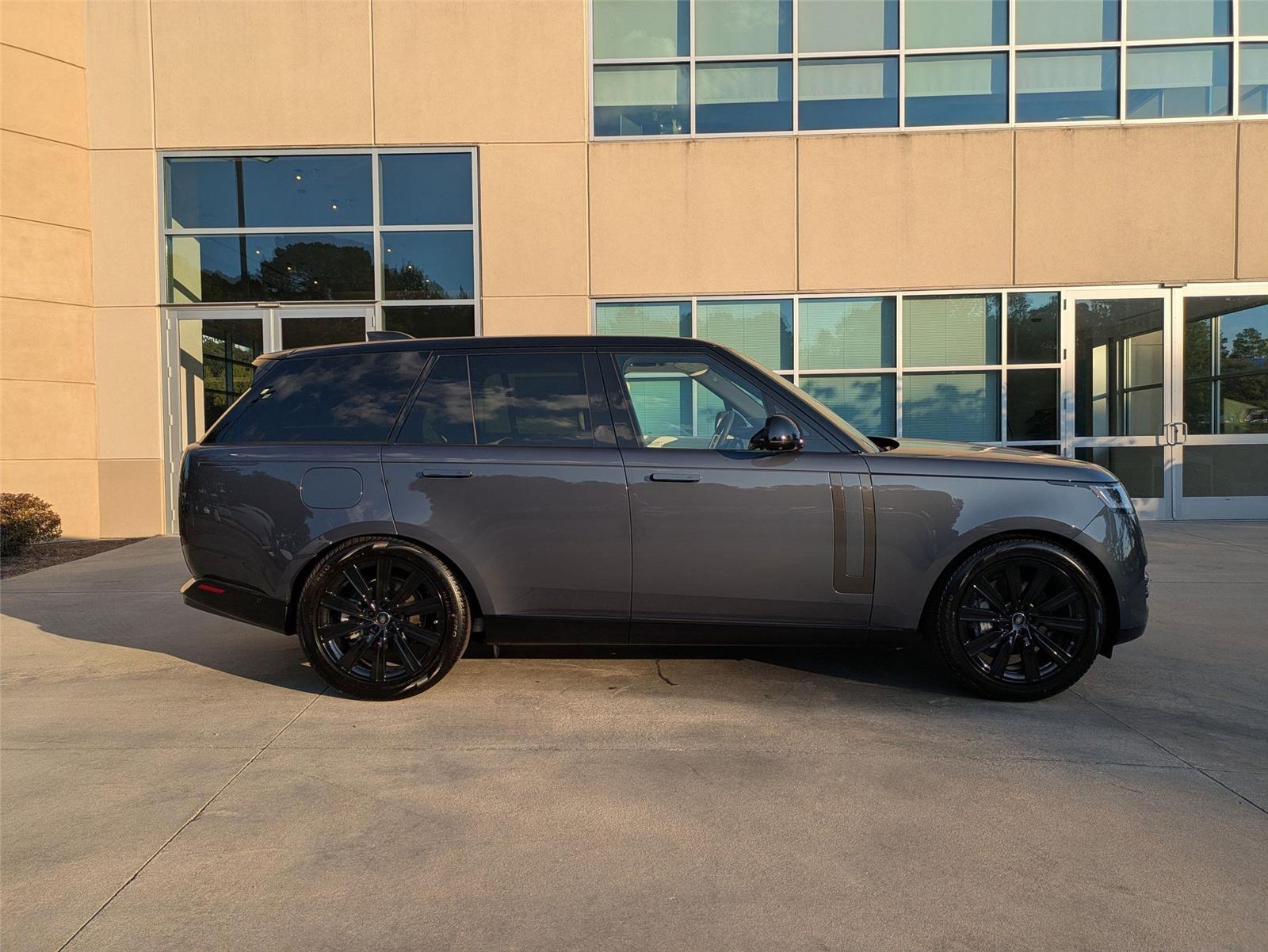 2025 Land Rover Range Rover SE photo 4