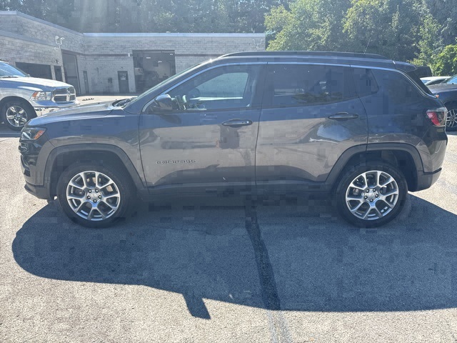 2023 Jeep Compass Latitude Lux photo 2