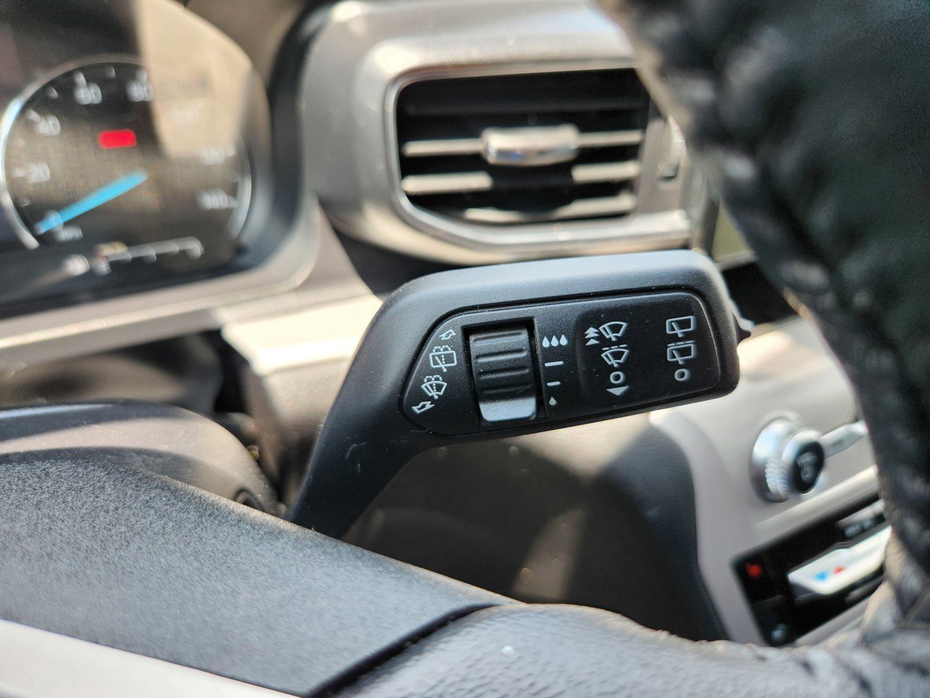 2024 Ford Explorer XLT photo 17