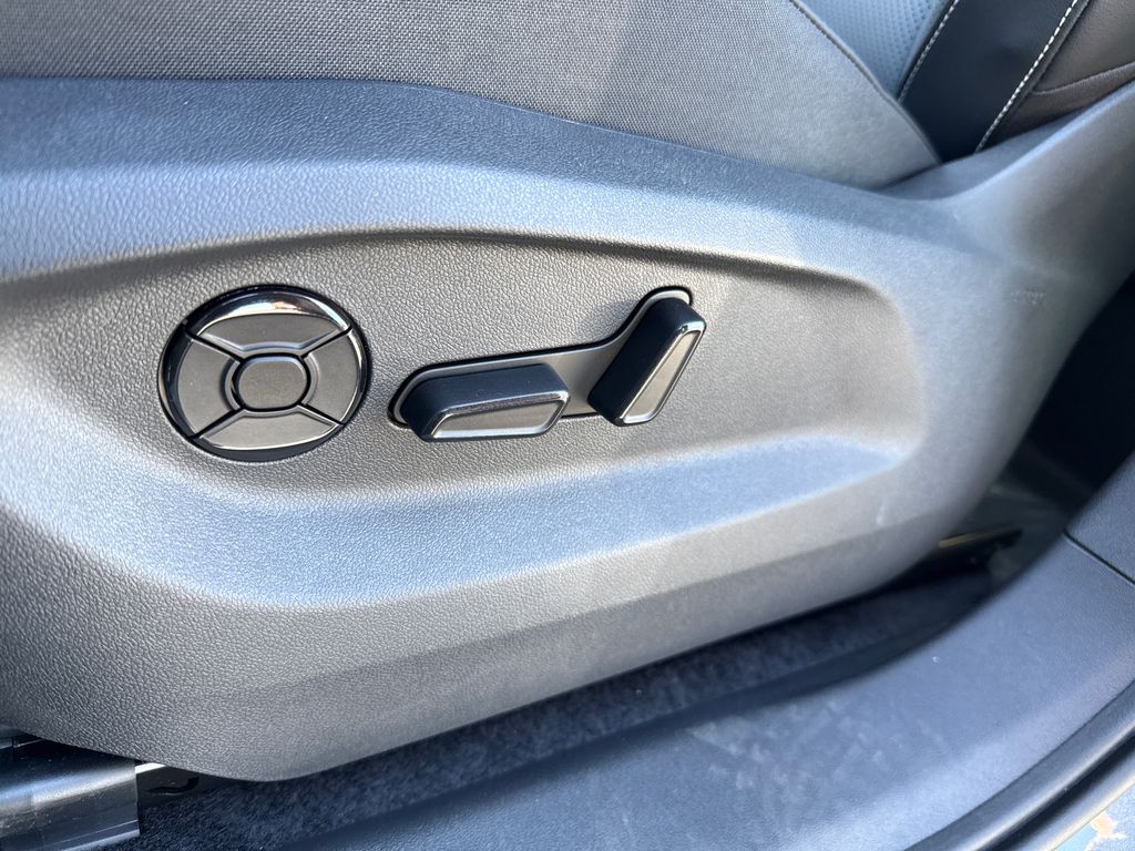 2025 Volkswagen Tiguan SE photo 4