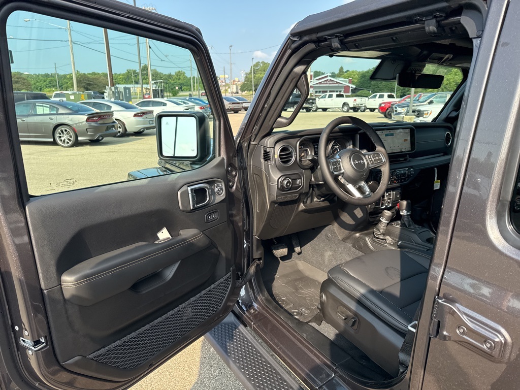 2025 Jeep Wrangler Sahara photo 12