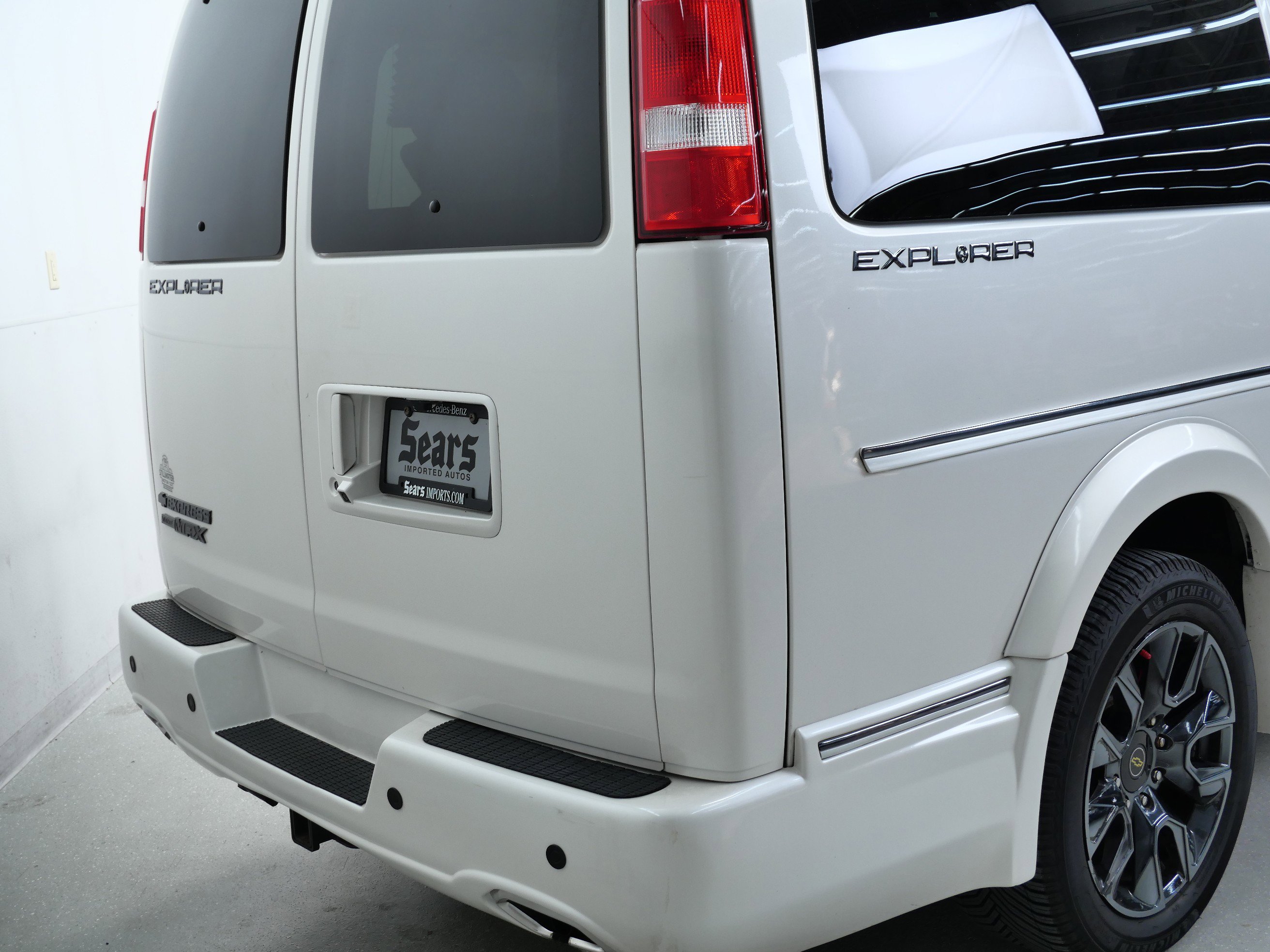 2023 Chevrolet Express Cargo Van photo 3
