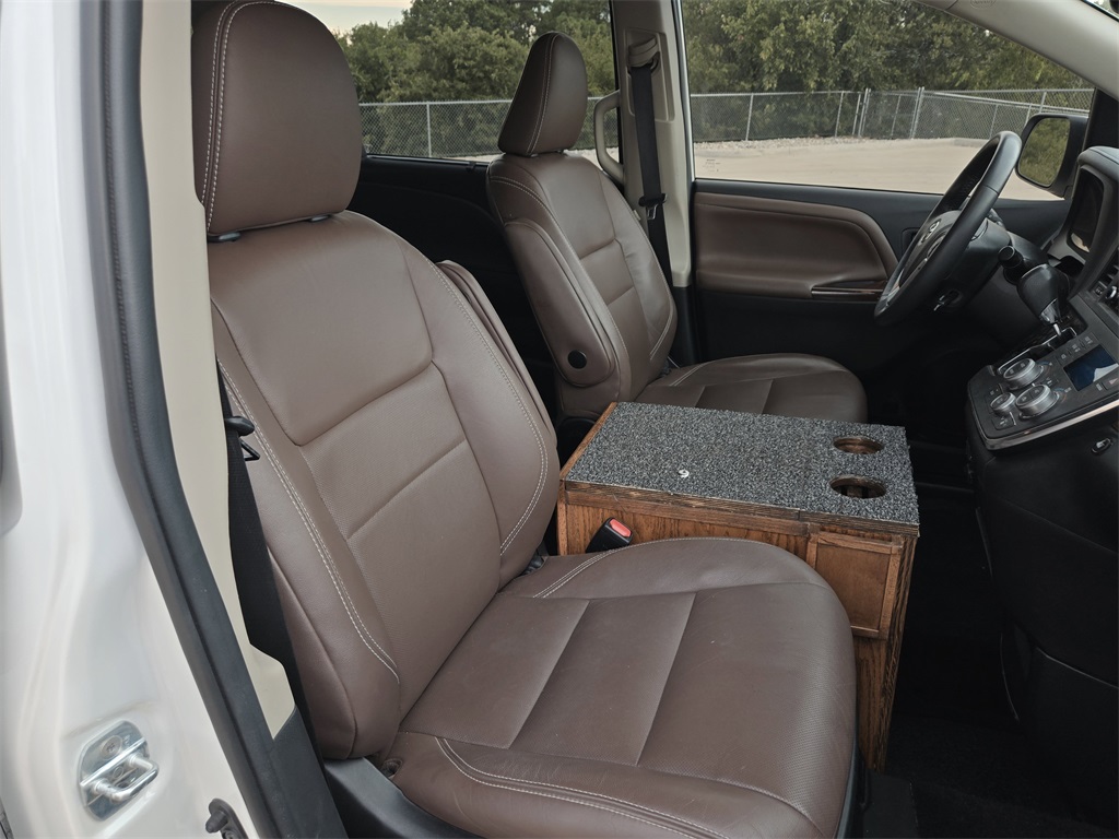2019 Toyota Sienna Limited Premium photo 27
