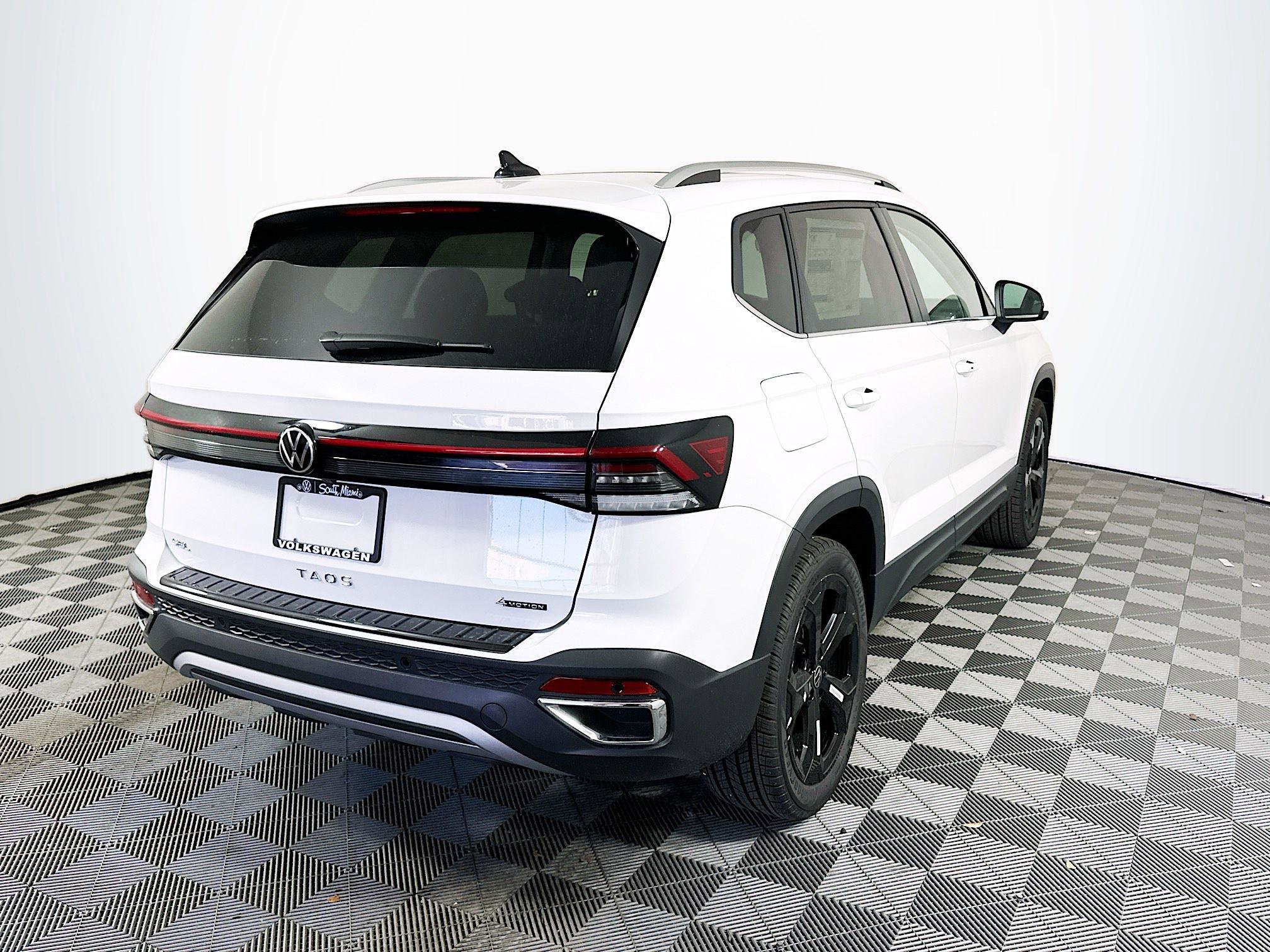 2025 Volkswagen Taos SEL photo 4