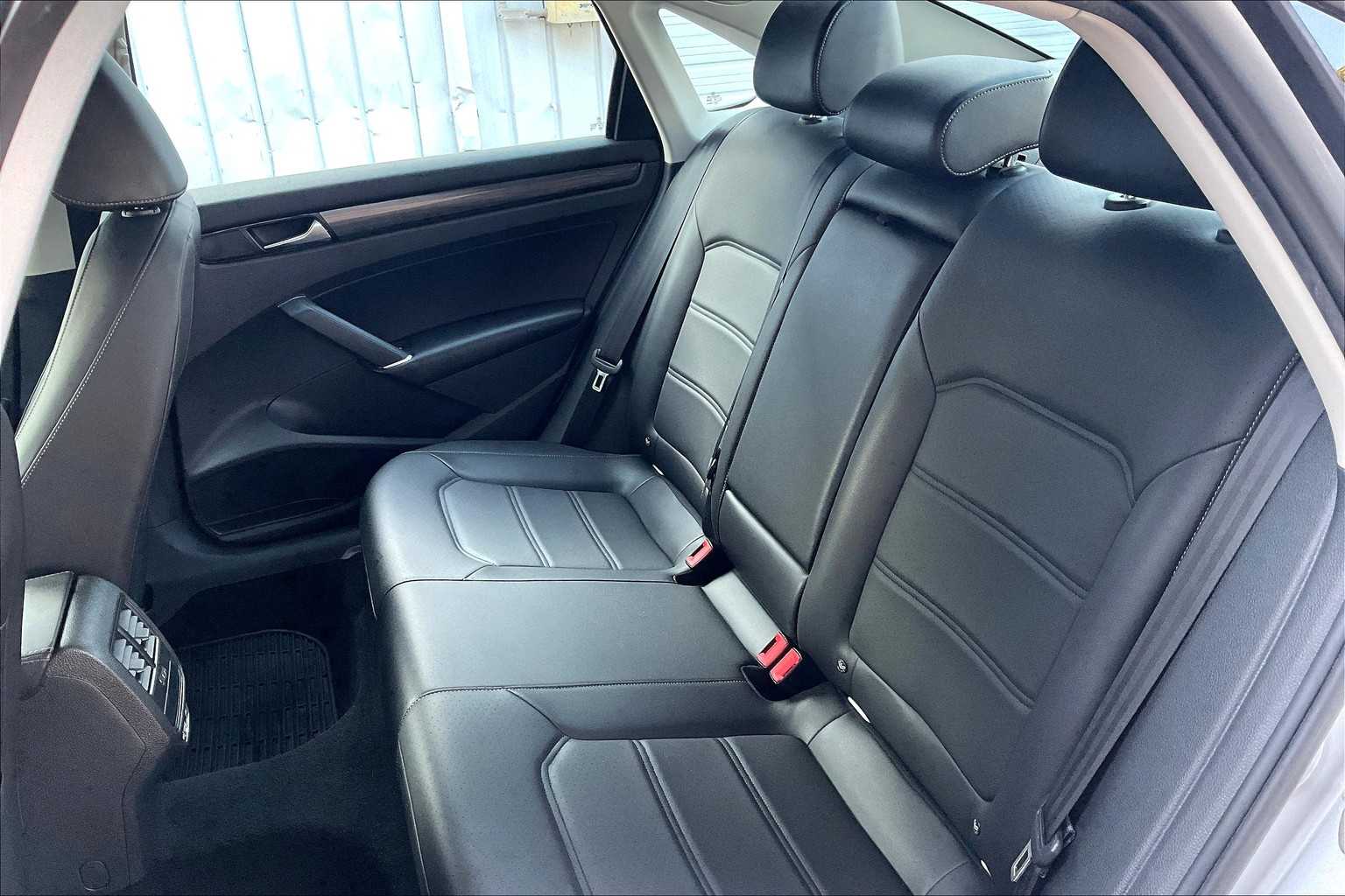 2020 Volkswagen Passat 2.0T R-Line photo 18