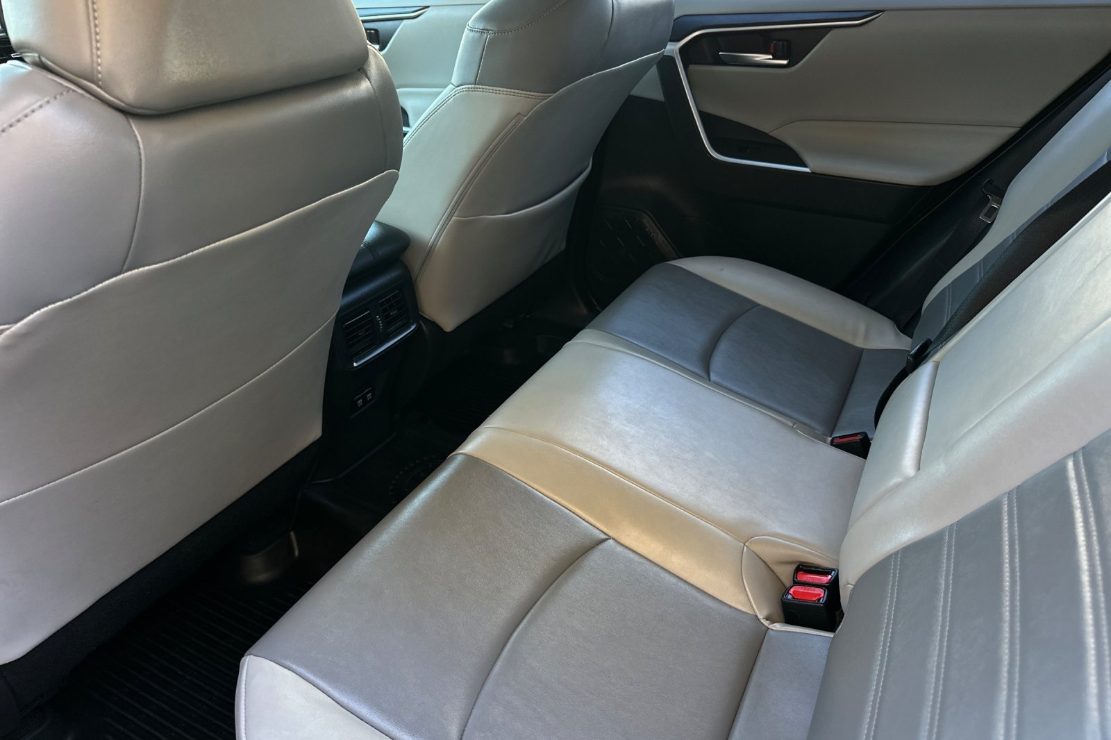 2020 Toyota RAV4 XLE Premium photo 10