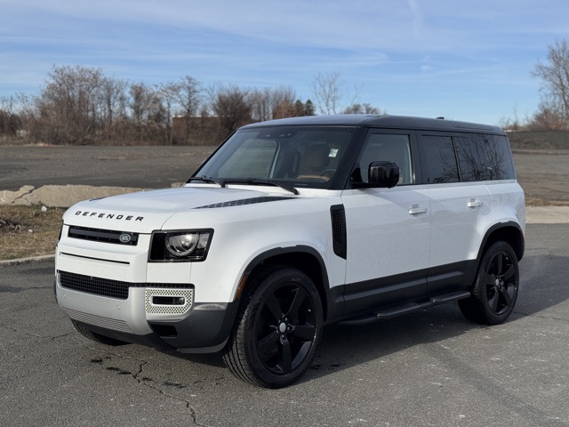 2024 Land Rover Defender SE's photo