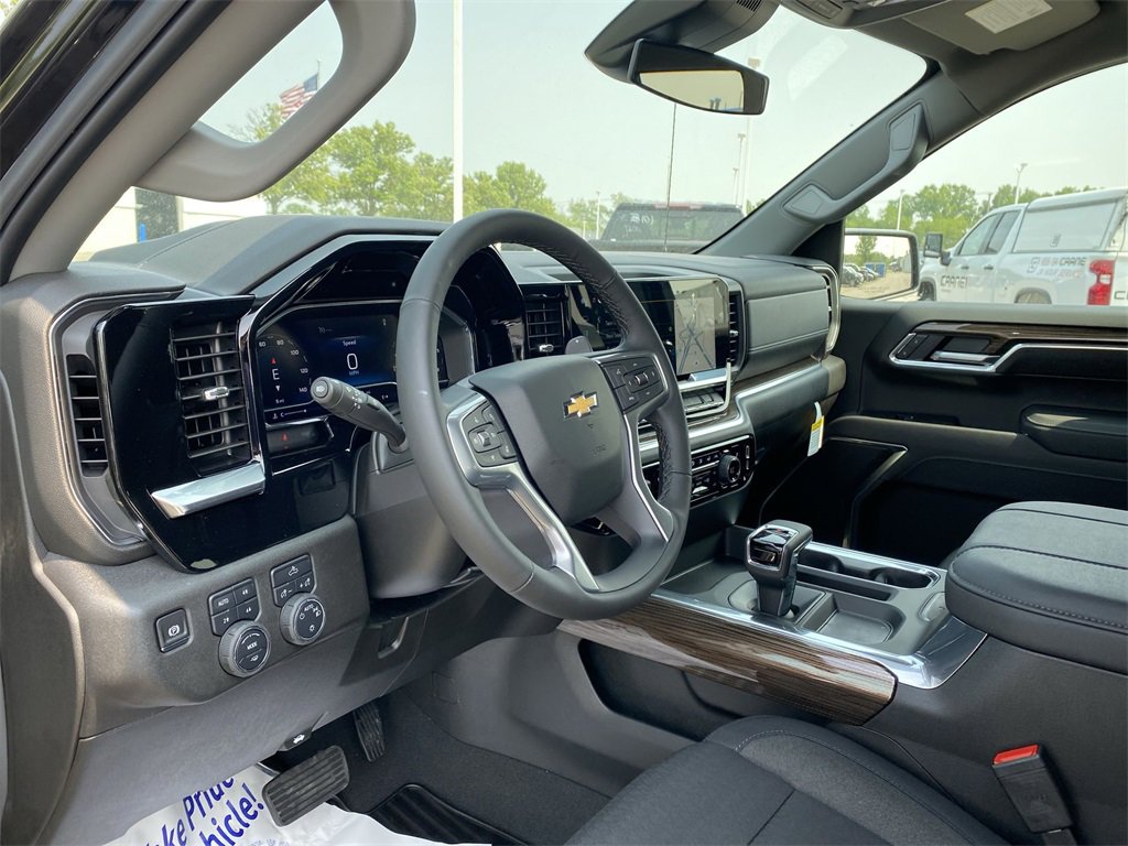 2025 Chevrolet Silverado 1500 LT photo 2