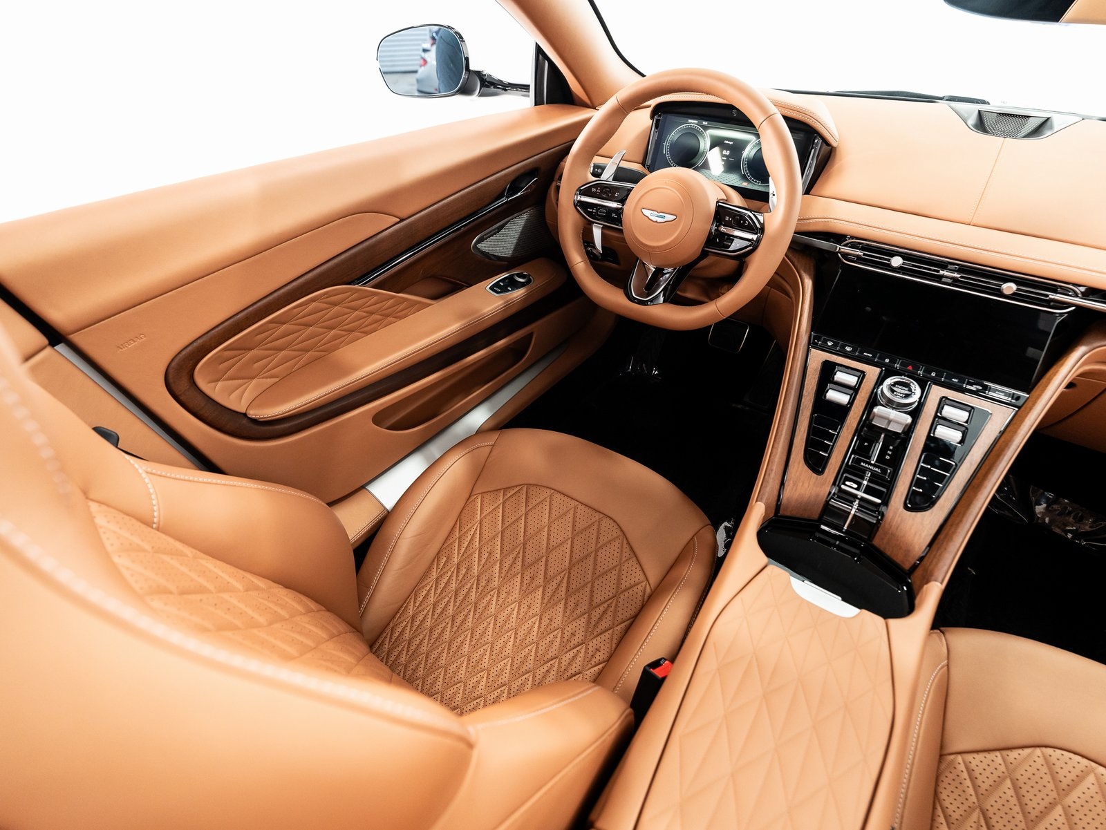 2025 Aston Martin DB12 photo 25