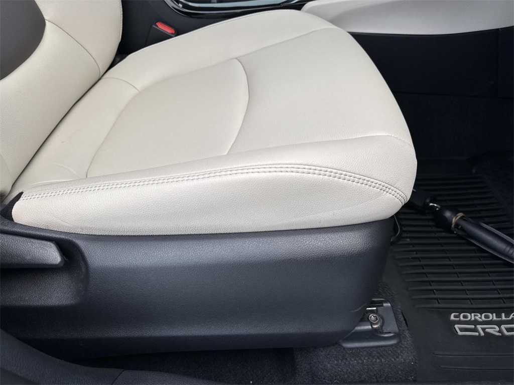2024 Toyota Corolla Cross XLE photo 10