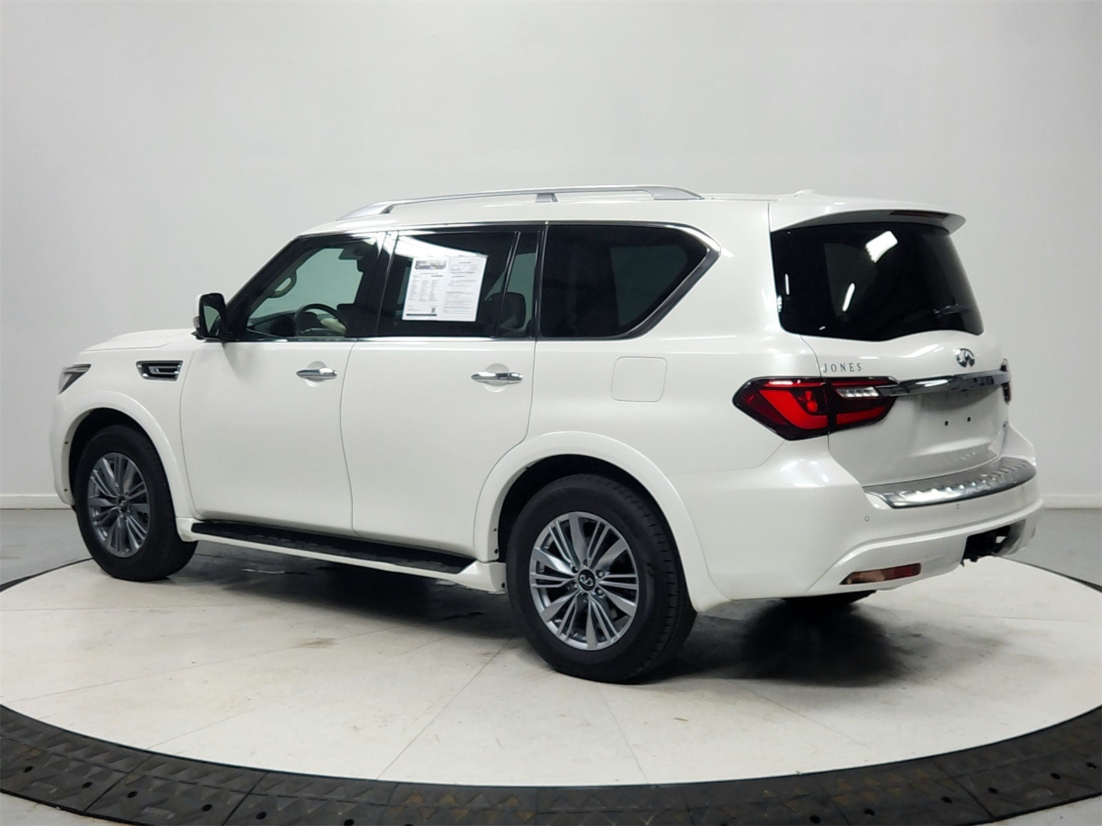 2023 Infiniti QX80 Luxe photo 3