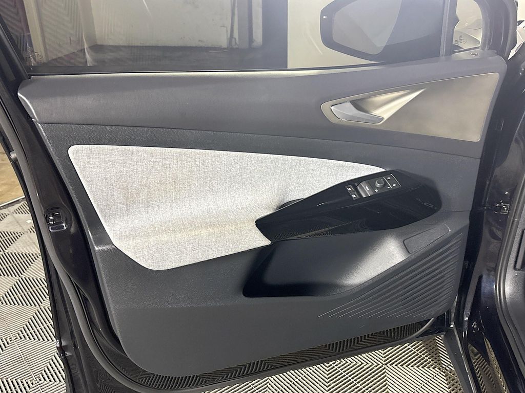 2023 Volkswagen ID.4 Pro photo 10