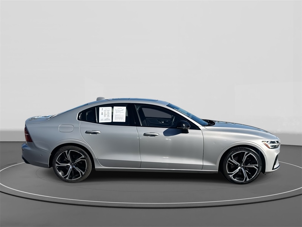 2024 Volvo S60 B5 Plus photo 3