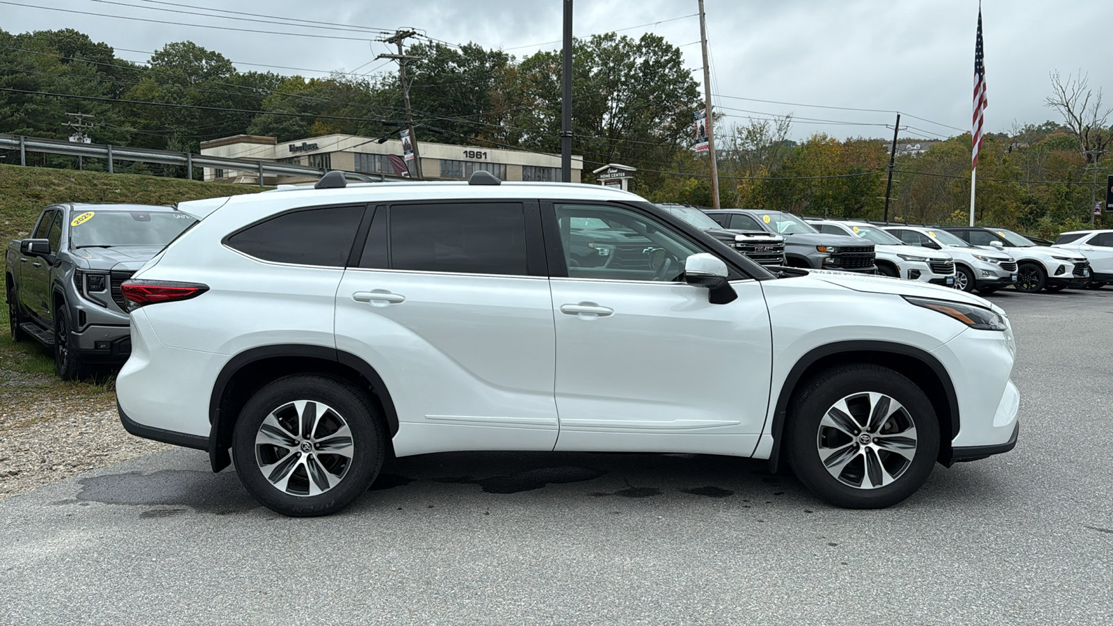 2023 Toyota Highlander XLE photo 3