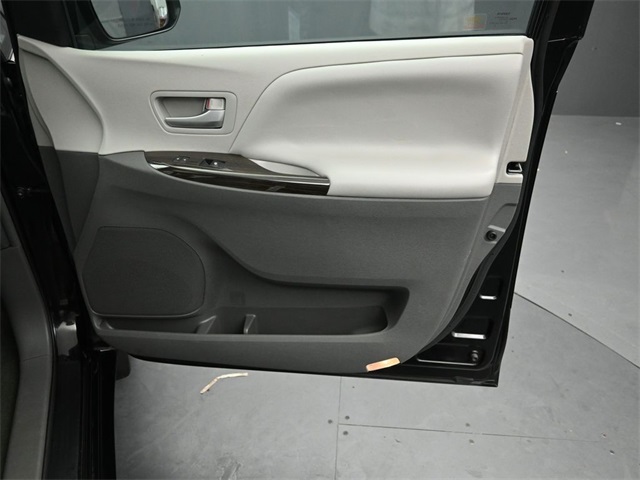 2017 TOYOTA SIENNA - Image 30