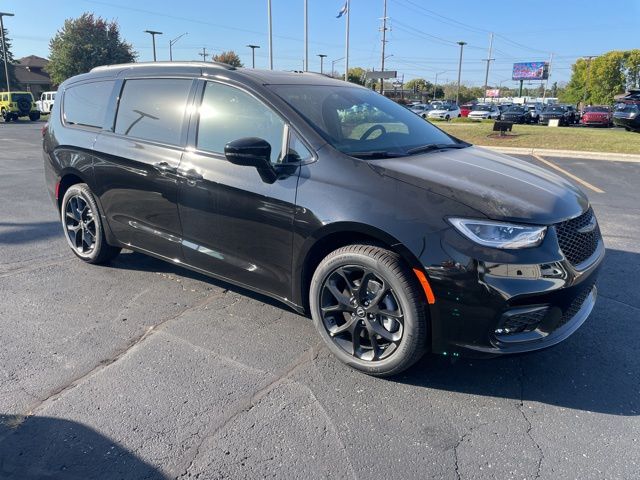 2026 Chrysler Pacifica photo 3