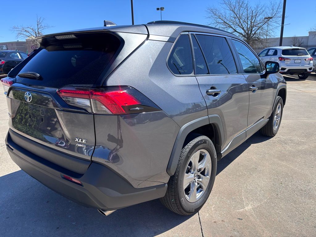 2022 Toyota RAV4 XLE photo 7