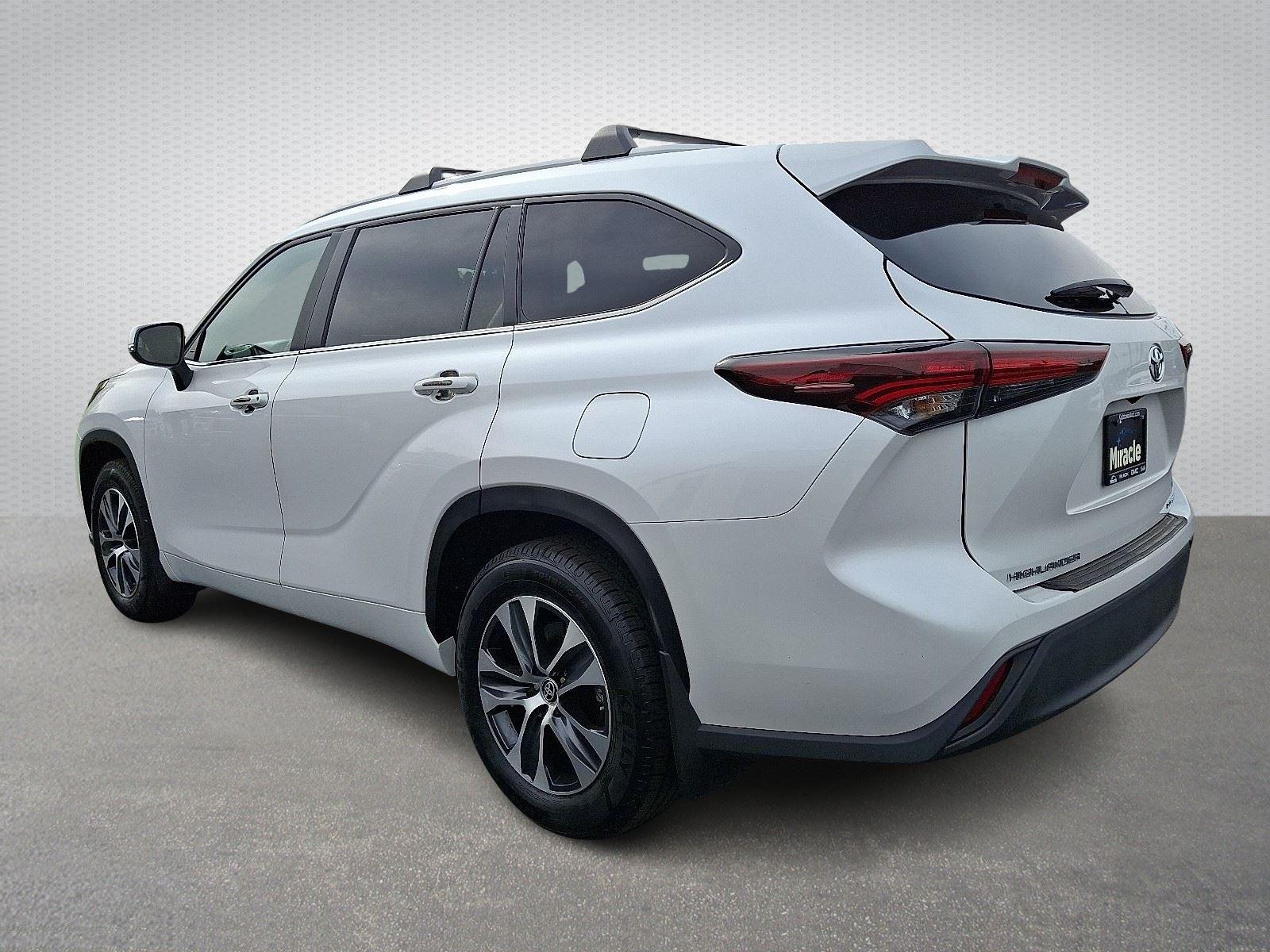 2024 Toyota Highlander LE photo 4