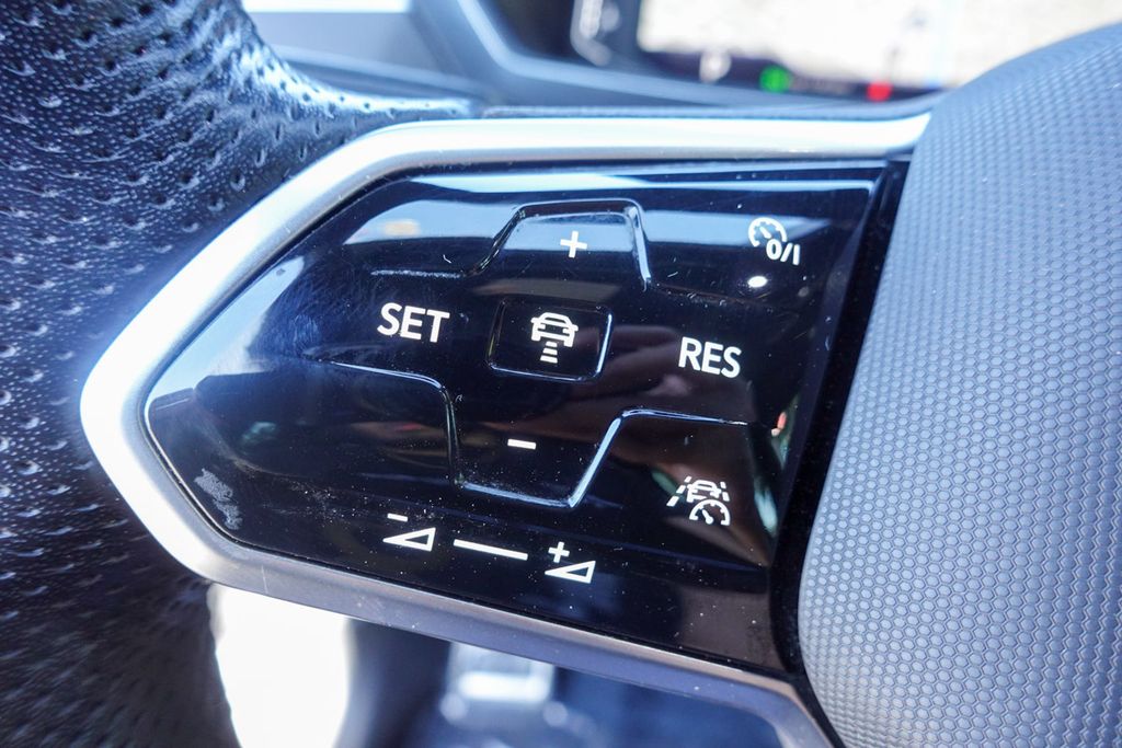 2022 Volkswagen Tiguan SEL Premium R-Line photo 13