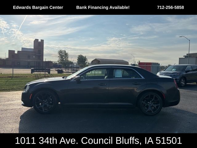 2020 Chrysler 300 Touring photo 4